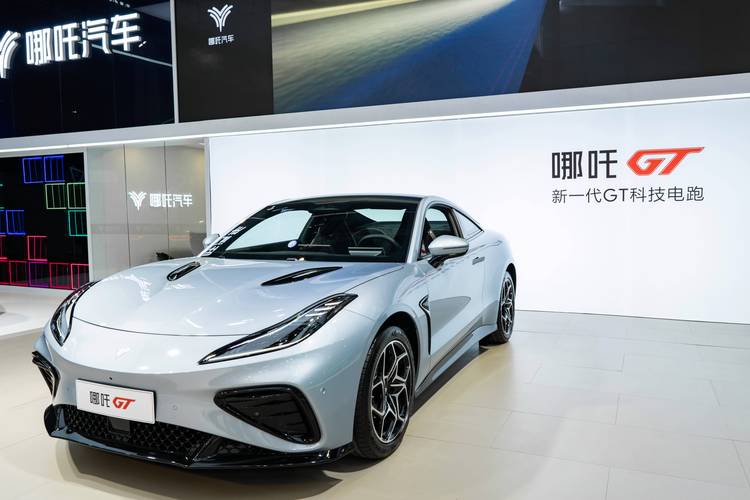 惠州140哪吒汽车在智能汽车领域的表现，领途汽车在新能源汽车市场中的影响力